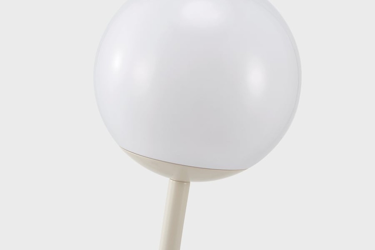 Dettaglio del globo bianco della lampada IKEA SOLVINDEN