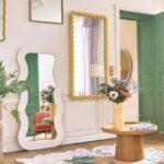 Specchio DABINA Maisons du Monde bianco ondulato in un soggiorno luminoso
