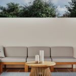 Tavolino Baya Maisons du Monde in legno di acacia su terrazzo con divano da esterno