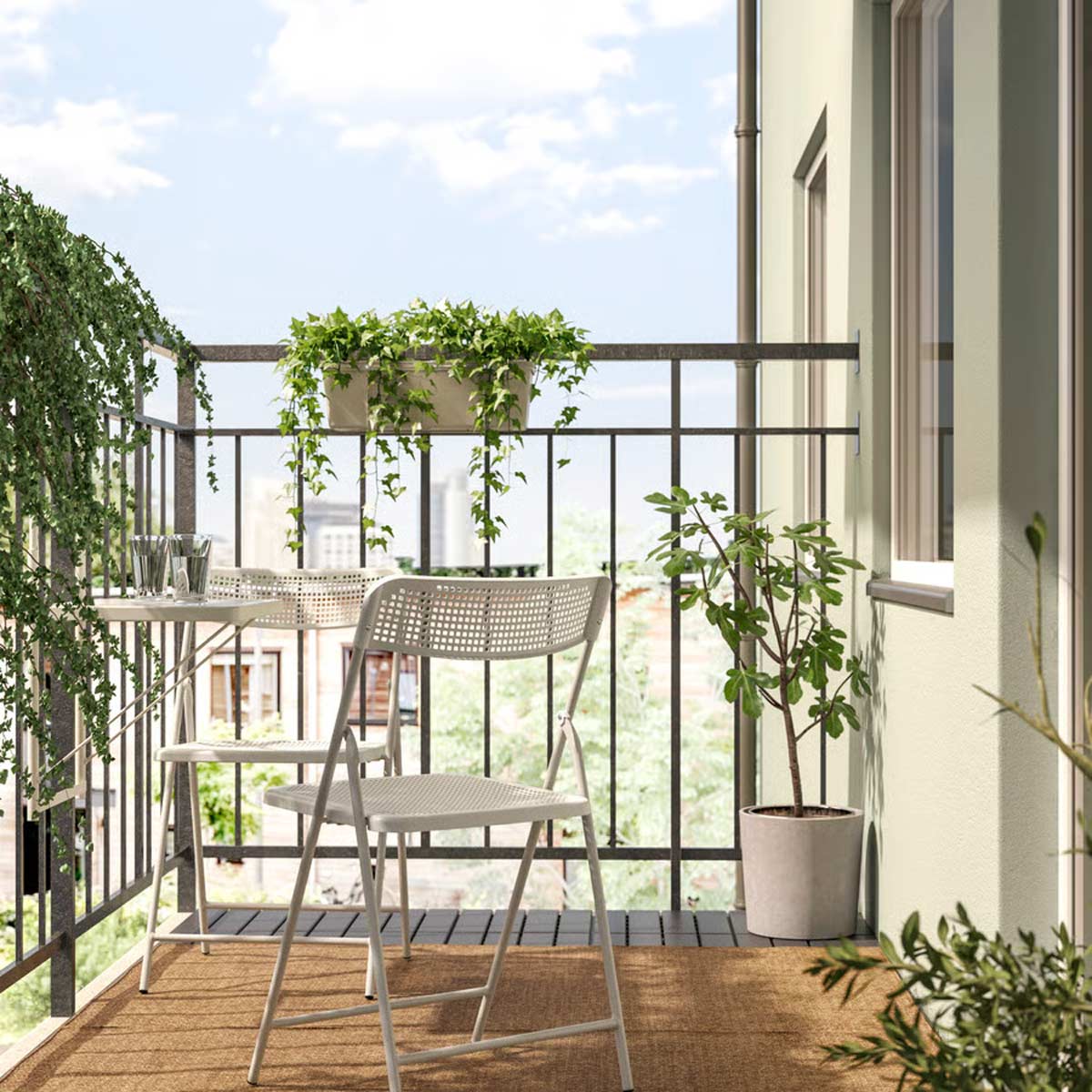 Tavolo IKEA TORPARÖ bianco in un balcone luminoso con piante verdi