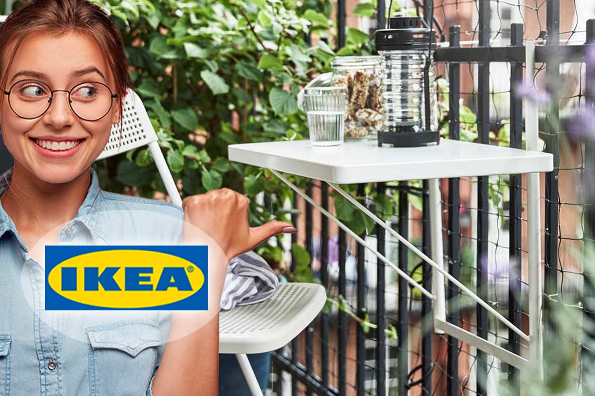 Tavolo IKEA TORPARÖ bianco su un piccolo balcone con sedia e piante