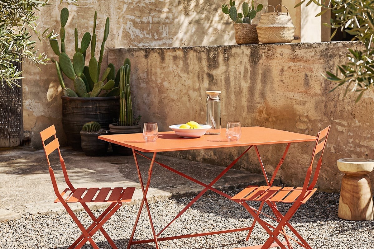 Tavolo da giardino pieghevole GUINGUETTE color terracotta su terrazzo estivo