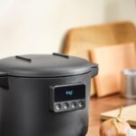Multicooker IKEA TILLREDA nero su piano cucina in legno