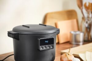 Multicooker IKEA TILLREDA nero su piano cucina in legno