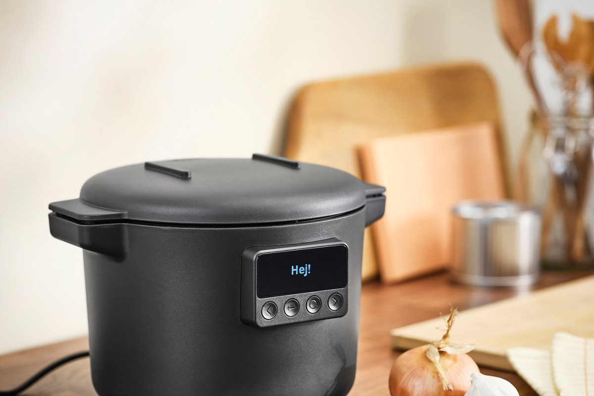 Multicooker IKEA TILLREDA nero su piano cucina in legno