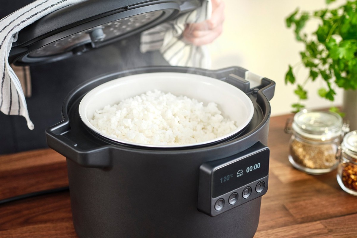 Riso cotto nel multicooker IKEA TILLREDA con coperchio aperto