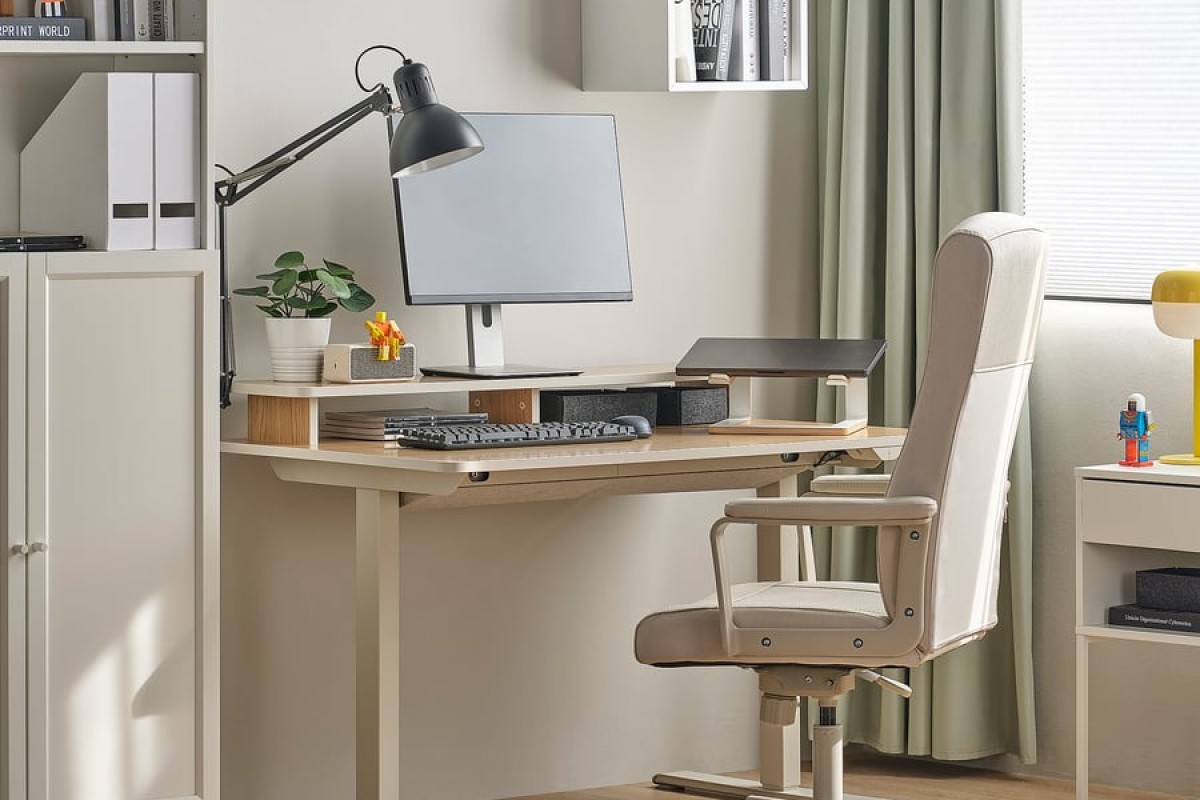 Scrivania IKEA TRAVSPORT regolabile in home office luminoso