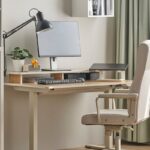 Scrivania IKEA TRAVSPORT regolabile in home office luminoso