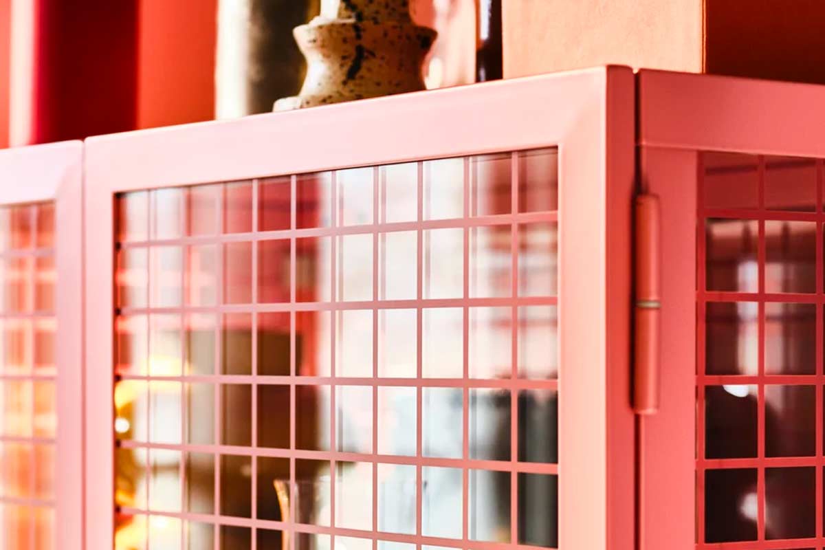 Vetrina IKEA PS 2026 rosa chiaro in un soggiorno colorato