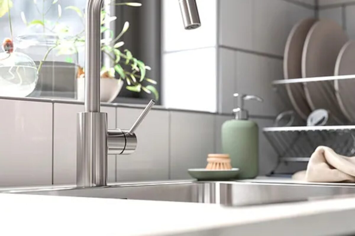 ÄLMAREN IKEA installato in una cucina con accessori coordinati
