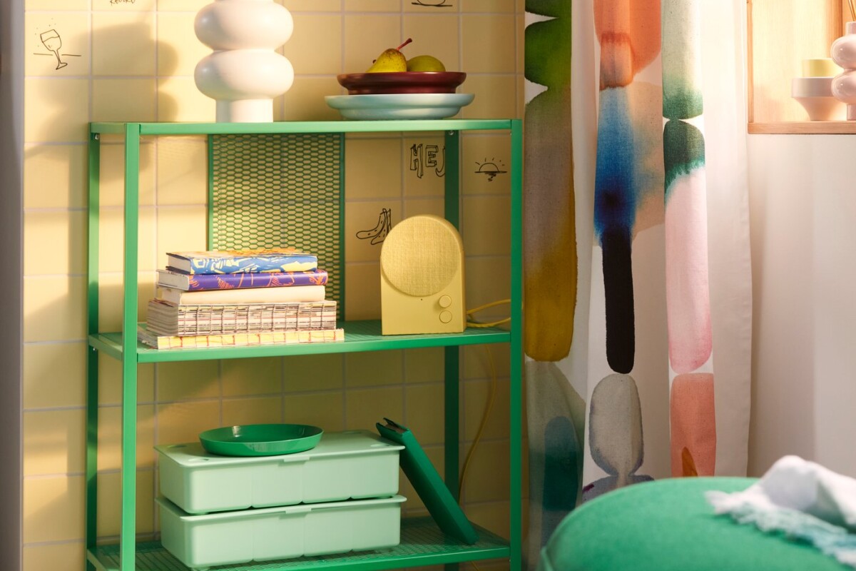Scaffale BAGGEBO verde vivo IKEA in un ambiente arredato