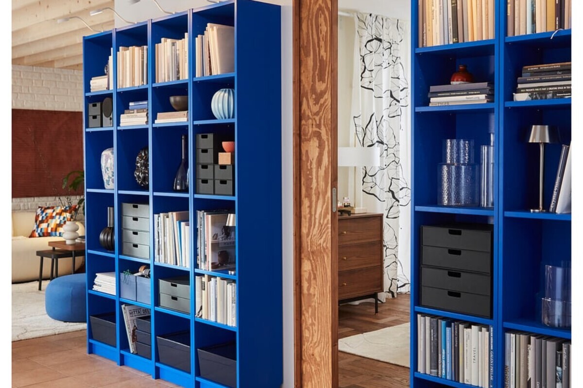 Libreria BILLY blu inserita in una parete arredata