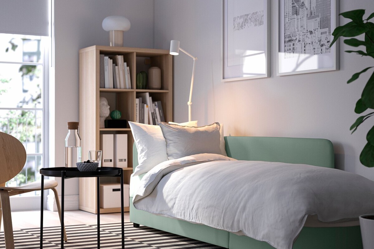 Divano letto LINDÅKRA IKEA grigio chiaro verde in un ambiente contemporaneo