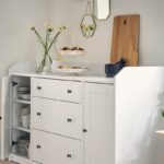 Buffet HAUGA IKEA bianco inserito in un soggiorno luminoso