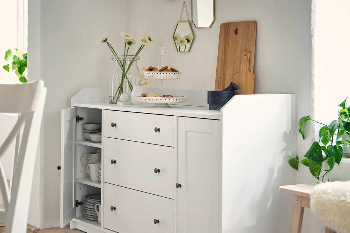 Buffet HAUGA IKEA con vani e cassetti per organizzare il soggiorno