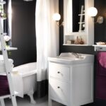 Bagno con mobile a specchio HEMNES IKEA bianco sopra il lavabo