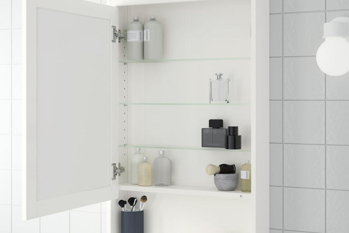 Interno del mobile HEMNES IKEA con tre ripiani in vetro