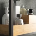 Vassoi TAVELÅN in bambù con flaconi e accessori in un mobile da bagno