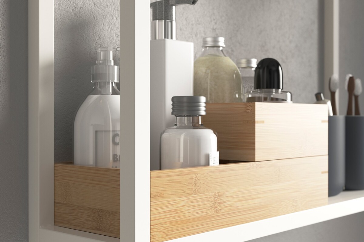 Vassoi TAVELÅN organizzati su una mensola con prodotti da bagno