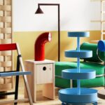 Comodino IKEA PS 2026 in pino accanto al letto