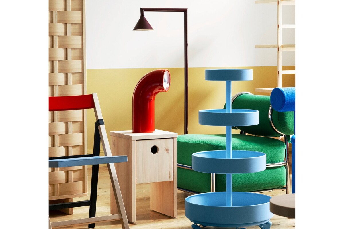 Comodino IKEA PS 2026 in pino accanto al letto