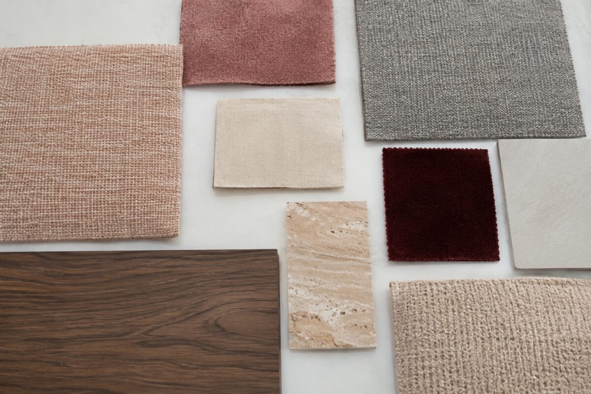 Campioni peige confrontati con beige grigio rosa e materiali naturali