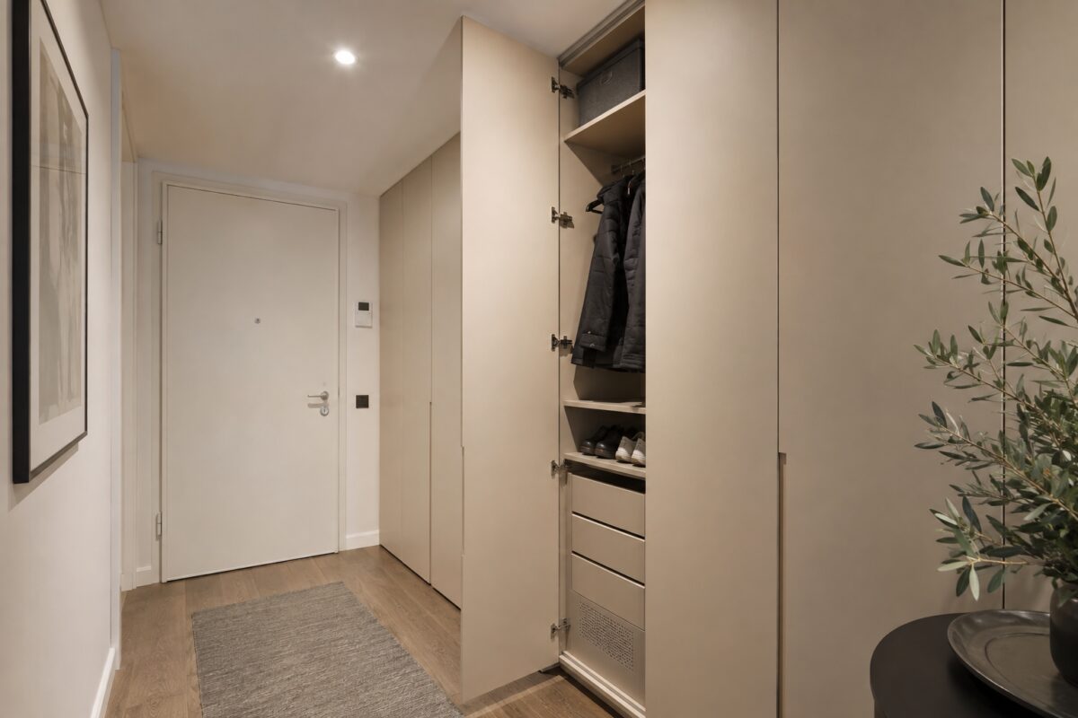 Interno organizzato del guardaroba a filo muro nell’ingresso