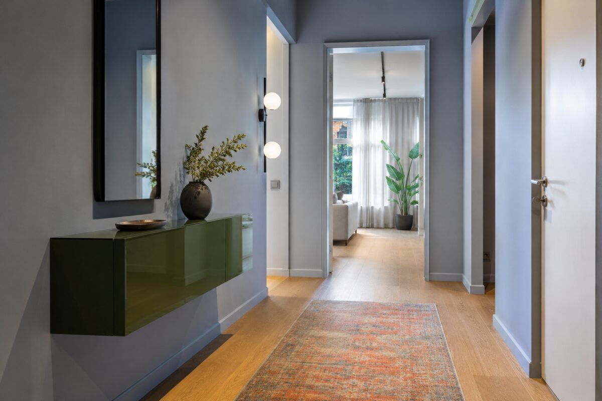 Ingresso con console laccata lucida verde bosco e specchio verticale