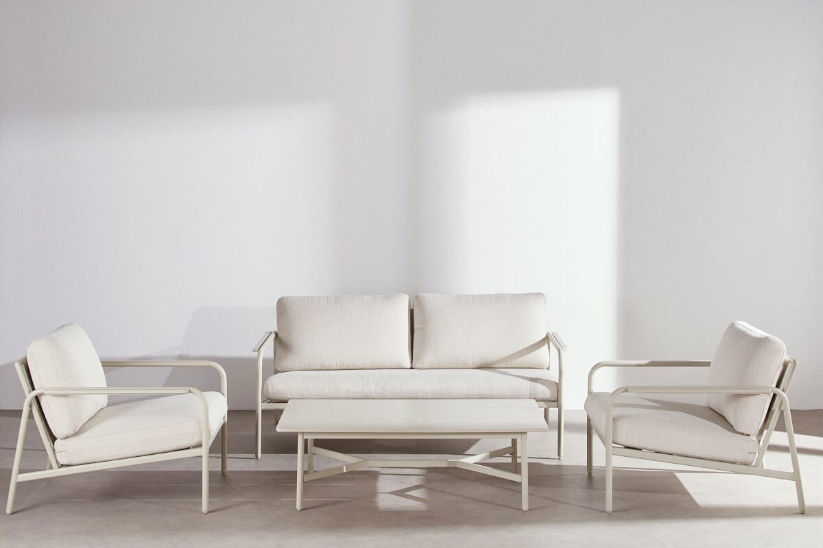 Set Cyclades Maisons du Monde per terrazzo con sedute coordinate e tavolino centrale