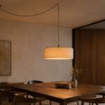Lampada a sospensione decentrata e allineata sopra il tavolo