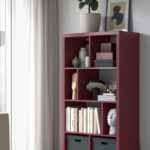 Scaffale KALLAX marrone rosso arredato con libri e oggetti