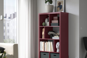 Scaffale KALLAX marrone rosso arredato con libri e oggetti