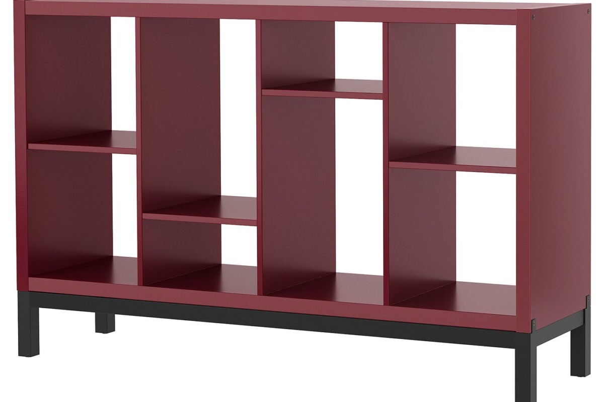 KALLAX marrone rosso con base nera in un ambiente domestico