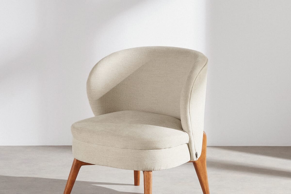 Poltrona KATIE beige effetto lino con gambe color noce
