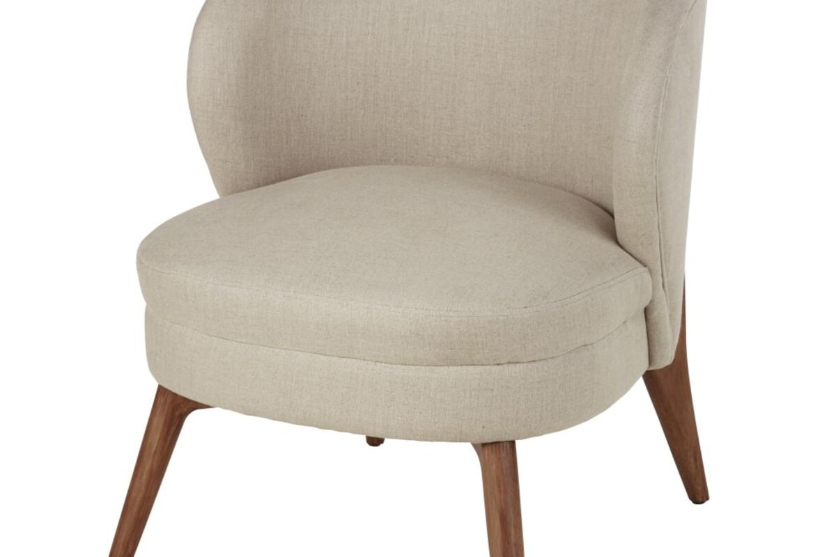 Poltrona KATIE beige vista frontalmente in un ambiente chiaro