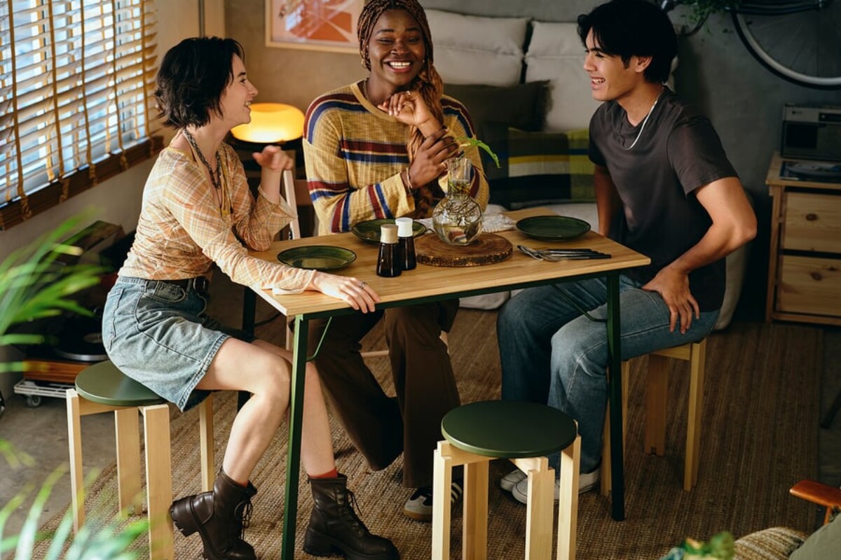 Tavolo KOMPISHÄNG IKEA aperto per un momento conviviale