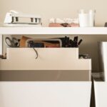 Organizer KUGGIS IKEA a due livelli su una scrivania ordinata