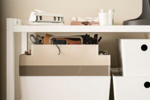 Organizer KUGGIS IKEA a due livelli su una scrivania ordinata