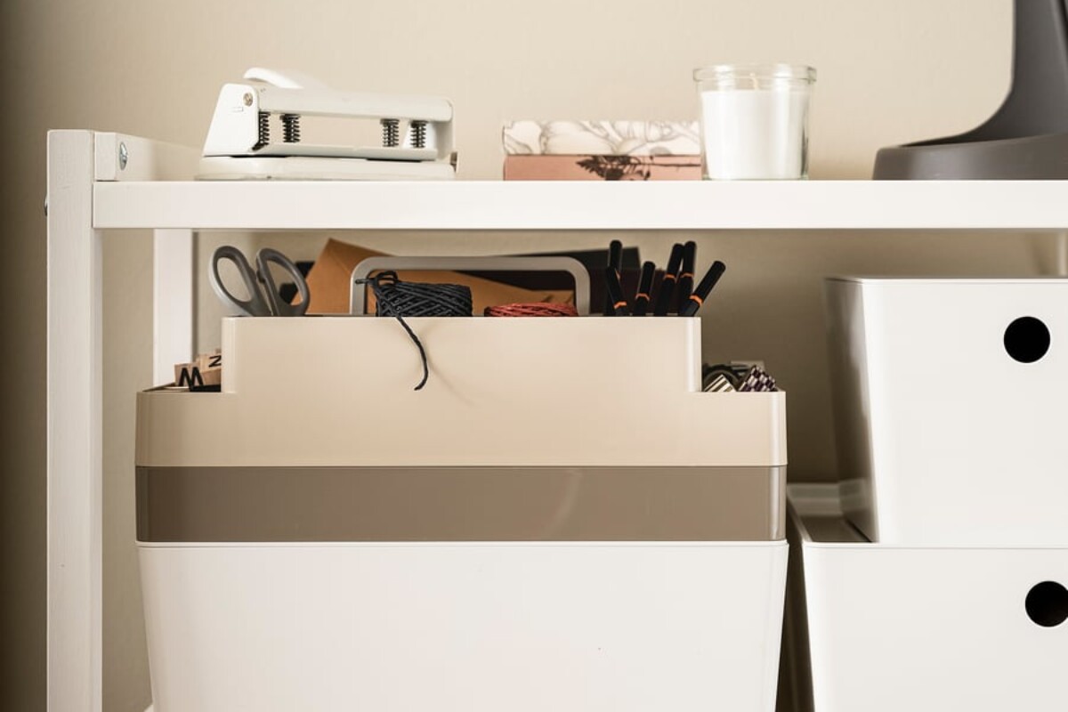 Organizer KUGGIS IKEA a due livelli su una scrivania ordinata