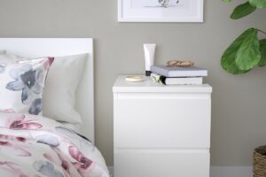 Cassettiera MALM IKEA bianca usata come comodino in una camera moderna