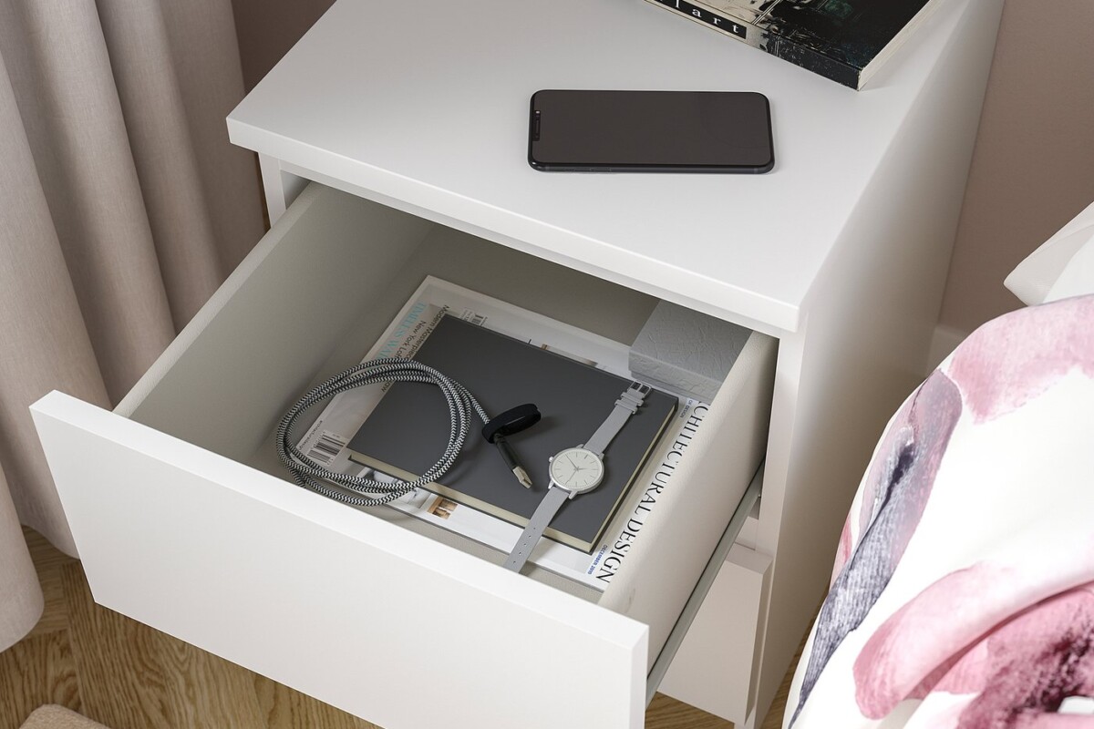 Cassetto aperto della MALM IKEA con oggetti personali ordinati