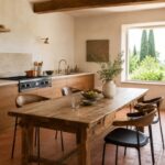 Cucina toscana contemporanea con cotto, calce, rovere e pietra chiara