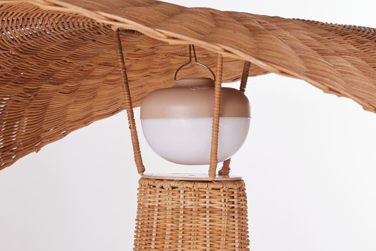 Dettaglio del paralume intrecciato in rattan della lampada LENI