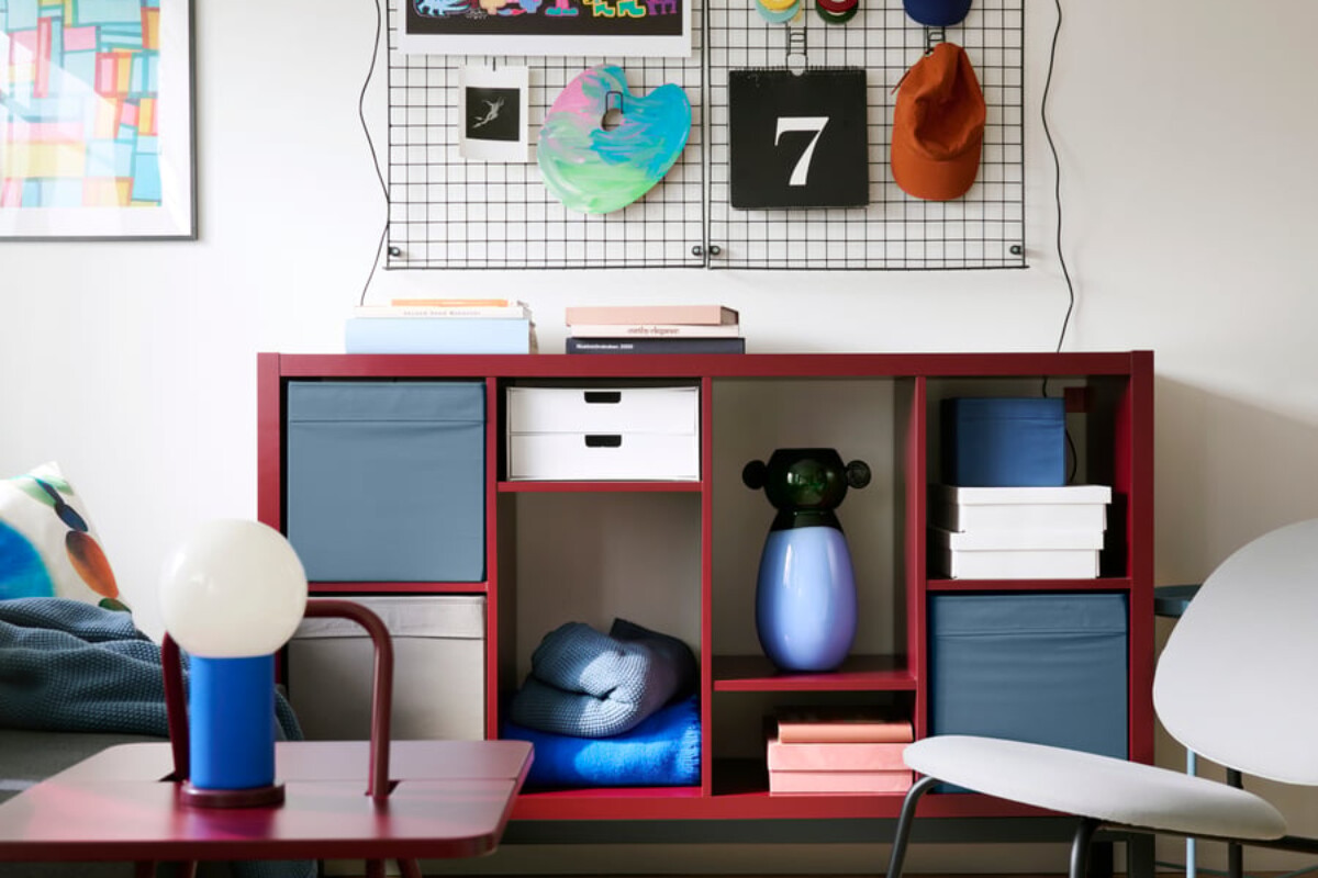 Nuova KALLAX IKEA marrone rosso con base nera in soggiorno