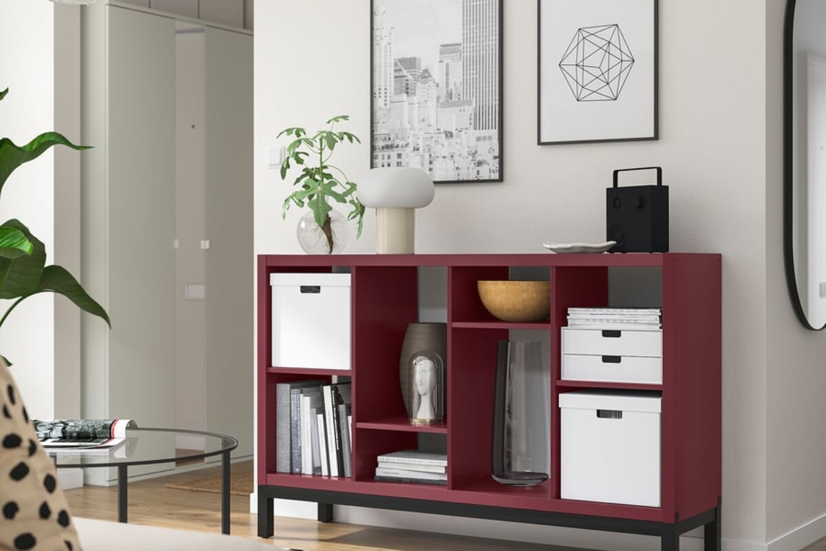 Scaffale KALLAX marrone rosso basso e largo con vani asimmetrici