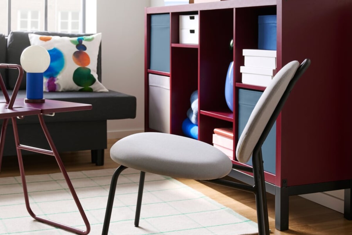 KALLAX marrone rosso con base nera arredata come credenza