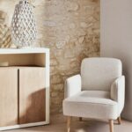 Poltrona HONEY in bouclé bianco ambientata in un soggiorno caldo e contemporaneo