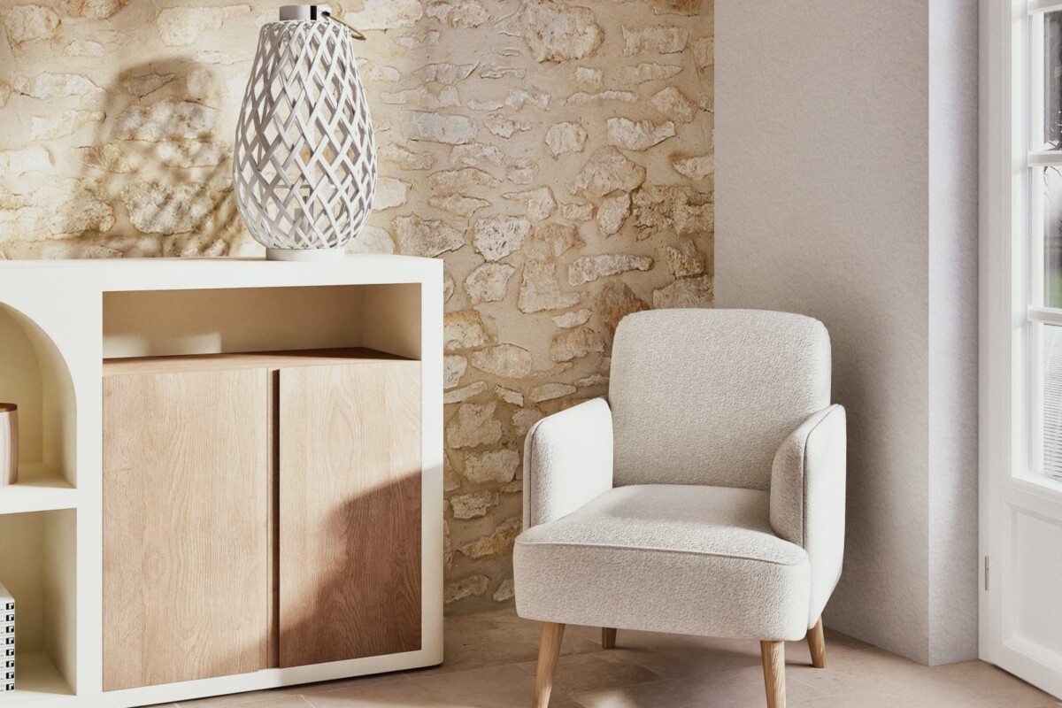 Poltrona HONEY in bouclé bianco ambientata in un soggiorno caldo e contemporaneo