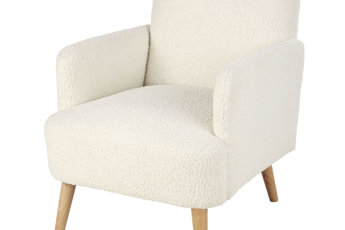 Vista frontale della poltrona HONEY con rivestimento bouclé e gambe in faggio