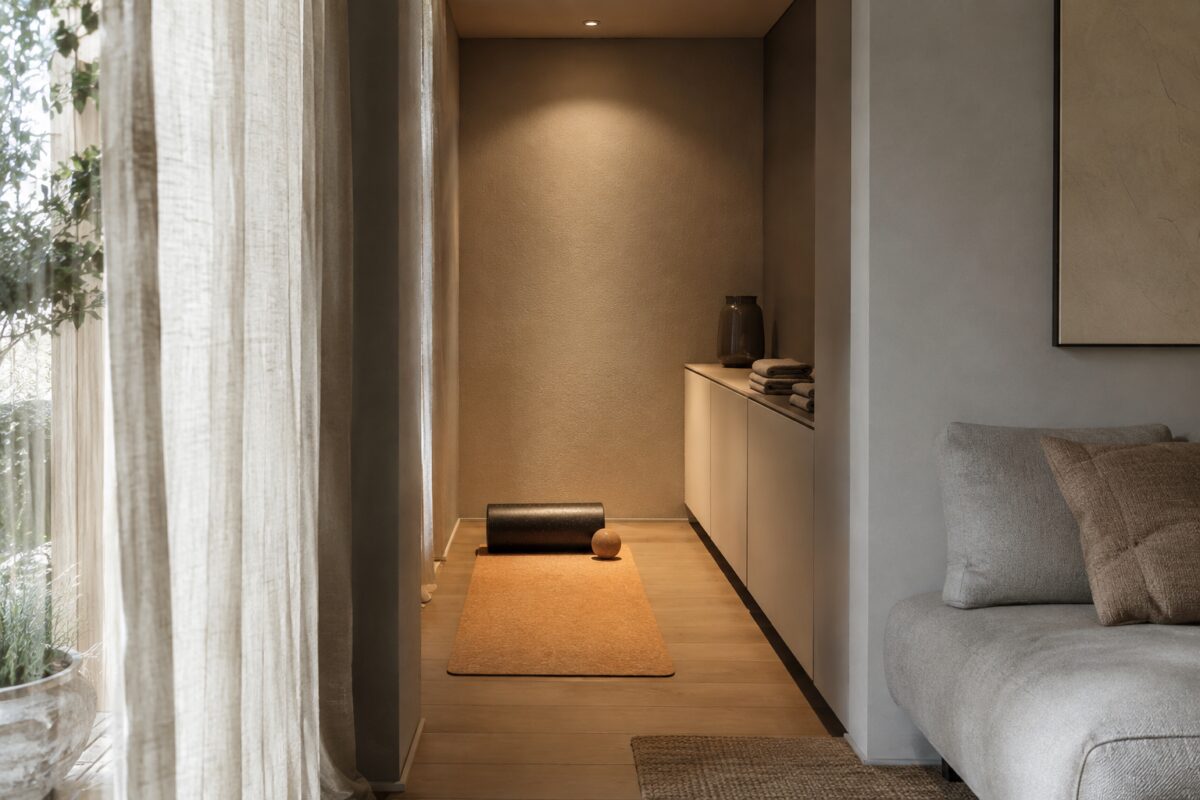Nicchia wellness con tappetino, tenda filtrante e luce laterale